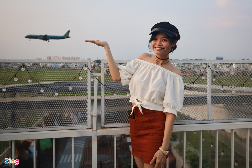 br/> Dù đang mùa lễ hội, nhưng Thanh Hằng (quận Bình Thạnh) chọn quán cà phê rooftop thay vì các địa điểm trang trí Giáng sinh và năm mới. "Dịch bệnh nên mình chọn nơi vắng vẻ, thoáng mát. Mình đã đi các quán cà phê nhìn ra Landmark 81, nay lại chọn nơi có view đặc biệt khác. Mình đến từ 16h và dự định ra về lúc 17h30 vì lúc đó quán sẽ đông khách, mình ngại tiếp xúc nhiều", Thanh Hằng chia sẻ.