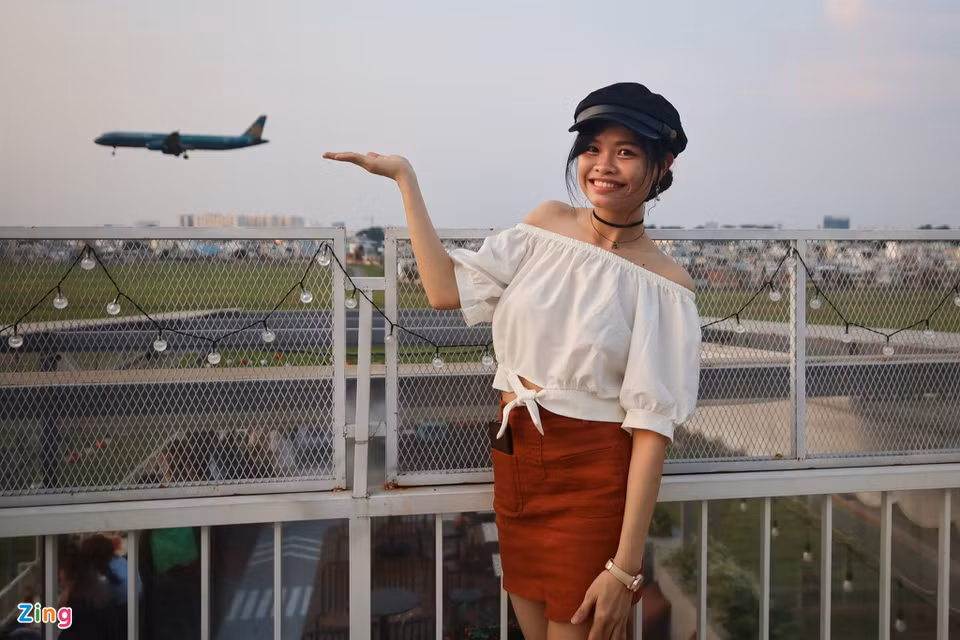 br/> Dù đang mùa lễ hội, nhưng Thanh Hằng (quận Bình Thạnh) chọn quán cà phê rooftop thay vì các địa điểm trang trí Giáng sinh và năm mới. "Dịch bệnh nên mình chọn nơi vắng vẻ, thoáng mát. Mình đã đi các quán cà phê nhìn ra Landmark 81, nay lại chọn nơi có view đặc biệt khác. Mình đến từ 16h và dự định ra về lúc 17h30 vì lúc đó quán sẽ đông khách, mình ngại tiếp xúc nhiều", Thanh Hằng chia sẻ.