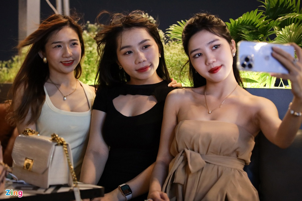 br/> Phương Nguyên (quận Bình Thạnh) đưa ra tiêu chí lựa chọn nơi tụ tập bạn bè: "Hiện tại, ở TP.HCM có nhiều quán cà phê đẹp để chụp ảnh. Mỗi quán lại có một phong cách riêng. Vào những ngày cuối năm, thời tiết đẹp, mình ưu tiên lựa chọn quán cà phê thoáng mát, độc lạ. Cà phê rooftop thời gian gần đây được ưa chuộng, mình và bạn bè có những phút giây thoải mái bên nhau".