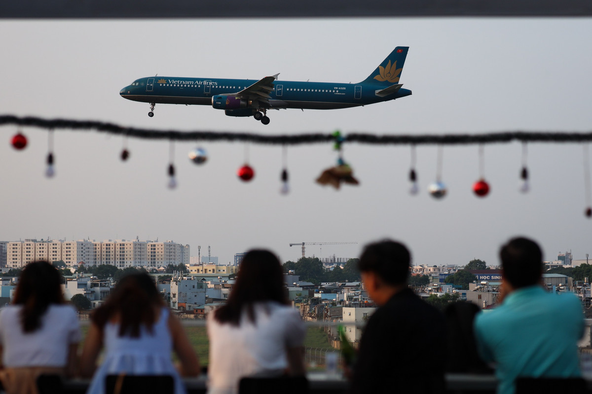 Máy bay hạ cánh trung bình 15 phút/1 lần, dễ dàng để các bạn trẻ chụp được bức hình đẹp và ấn tượng.