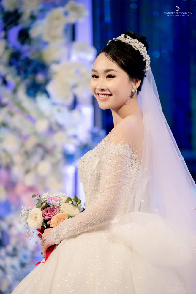 A khoi DH Kinh te Quoc dan gay chu y boi dam cuoi xa hoa-Hinh-9