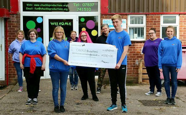 Chang trai di tat nhiem sac the lam nghin viec tot trong mua dich-Hinh-4