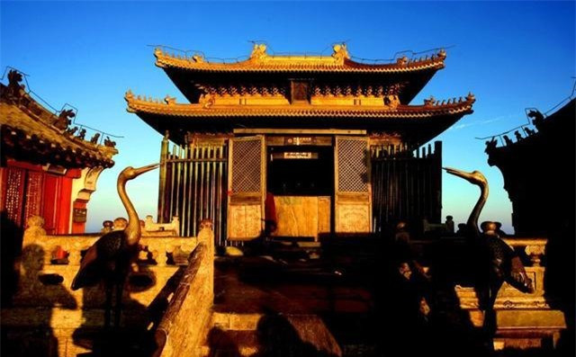 Ánh sáng vĩnh cửu trên núi Võ Đang cũng giống như ánh sáng trong lăng mộ Tần Thủy Hoàng. Cuối cùng, người ta cũng biết được ngọn đèn này sử dụng dầu cá thu làm nhiên liệu, chất liệu này dễ cháy nhưng không dễ dập tắt, cấu trúc đặc biệt và những buồng chắn gió ở trong ngôi đền khiến nó không bị ảnh hưởng bởi gió lùa.