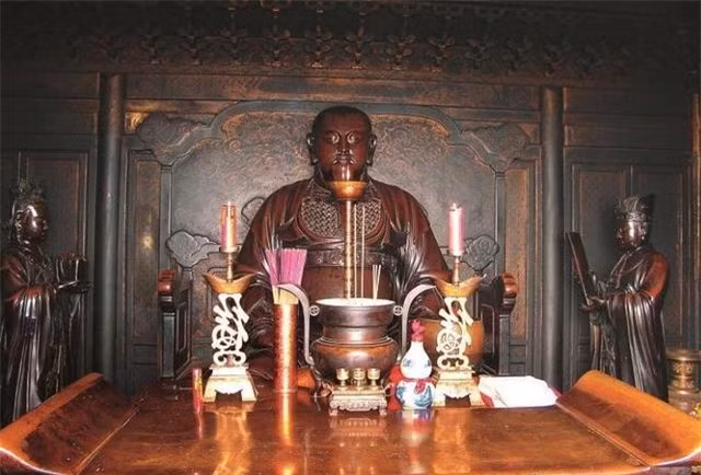 Tuy nhiên, dù dầu cá thu có thần kỳ đến mấy cũng không giữ được ngọn lửa trong 600 năm. Thực tế, trong chùa có những tu sĩ chịu trách nhiệm giữ ngọn lửa, họ thường xuyên châm thêm dầu và thay tim đèn để giữ ngọn lửa được lâu. Một số du khách cho biết, họ đã tận mắt chứng kiến điều này. Những khách du lịch biết sự thật đều cảm thấy như đã bị lừa. Nhưng đối với đạo sĩ, ánh đèn này cũng giống như tín ngưỡng, chỉ cần nó không bị tắt thì mọi thứ đều sẽ được bình an. 