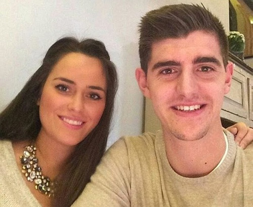 Sau đó, Courtois quen Marta Dominguez trong thời gian thi đấu cho Atletico Madrid (2011-2014). Vào tháng 5/2015, cả hai có con chung đầu tiên với sự chào đời của bé Adriana. Tuy nhiên, trong thời gian hẹn hò với Marta, người gác đền của đội Bỉ nhiều lần dính vào các lời tố cáo lăng nhăng, không chung thủy.
