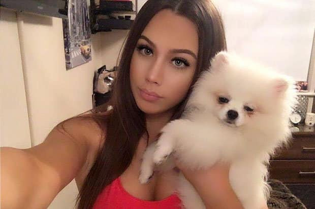 Cùng tháng, Thibaut Courtois tiếp tục vướng vào tin đồn ngoại tình với cô gái 19 tuổi Delaney Royle. Truyền thông Anh khi đó phát hiện Delaney thường xuyên qua lại khu biệt thự của Courtois. Cả hai quen nhau qua mạng và có cùng chung sở thích nuôi cún. Cha của cô gái, ông Jonathan lên tiếng khẳng định tất cả chỉ là sự hiểu lầm, Delaney chỉ đến để trông chó thuê.