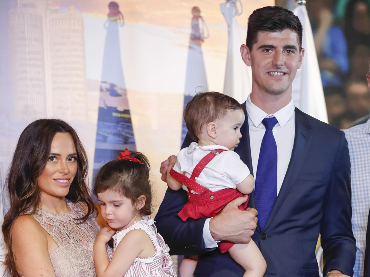 Đến tháng 4/2017, anh và Marta chia tay, trong lúc cô đang mang thai người con thứ hai của thủ thành tuyển Bỉ. Anh giải thích cả hai gặp trục trặc tình cảm khi một người ở Madrid (Tây Ban Nha), một người thi đấu ở London (Anh) và quyết định "đường ai nấy đi" trong êm đẹp.