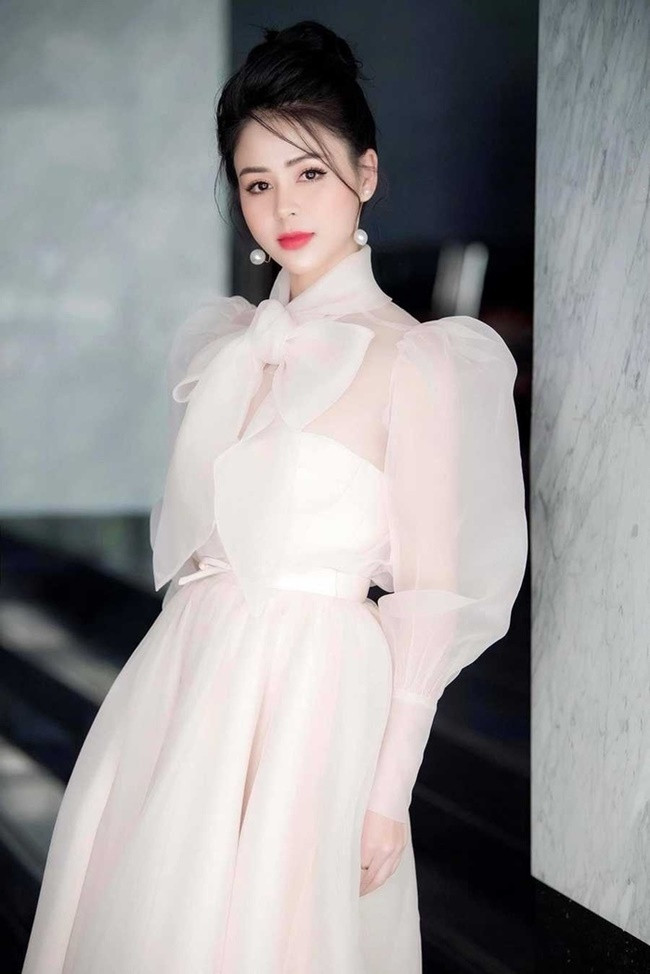 ... hay những chiếc đầm có cổ vừa kín đáo, trang nhã vừa thanh lịch, chỉn chu đều được cô lựa chọn. Lương Thu Trang cũng khéo chọn kiểu tóc búi giúp cô thêm phần quý phái.