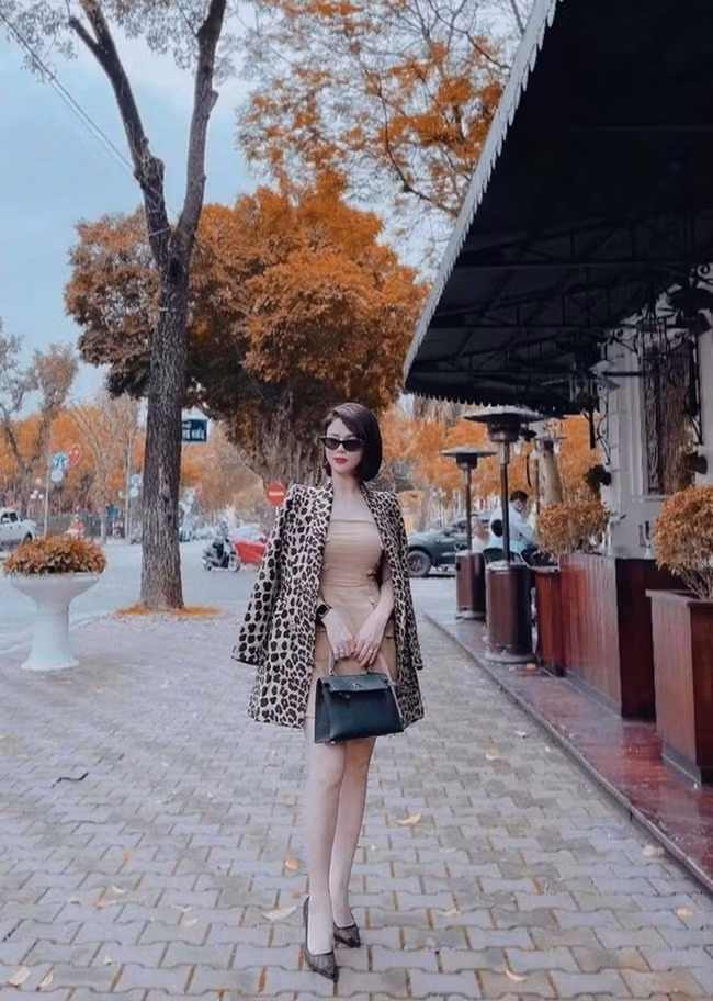 Trong những buổi hẹn ở những địa điểm sang trọng, bà mẹ một con thu hút ánh nhìn với phong cách thời trang sành điệu với những chiếc váy ôm eo, khoe khéo thân hình thon gọn của cô đi cùng với phụ kiện đắt tiền như túi xách và kính mát.