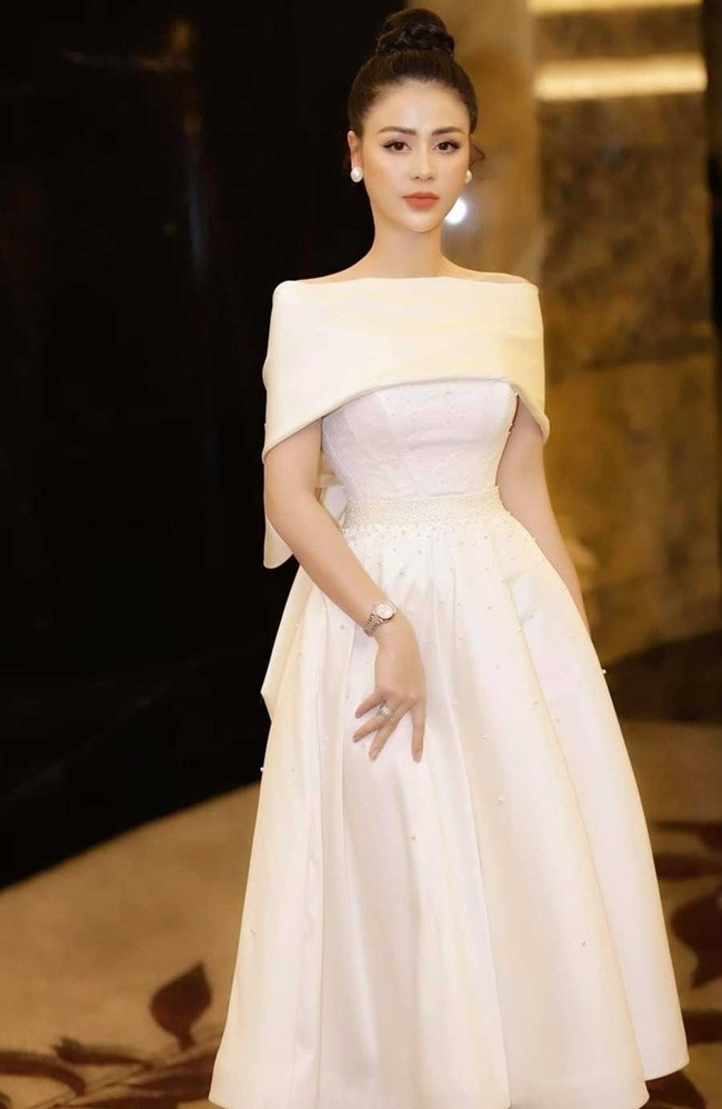 Khi tham gia sự kiện, nữ diên viên ưu tiên trang phục tinh tế mà gợi cảm. Cô chọn những chiếc đầm ngang vai quyến rũ nhưng không kém phần thanh lịch kết hợp hoa tai ngọc trai cùng tông trang điểm tự nhiên giúp tạo hình của cô trông hoàn thiện hơn.