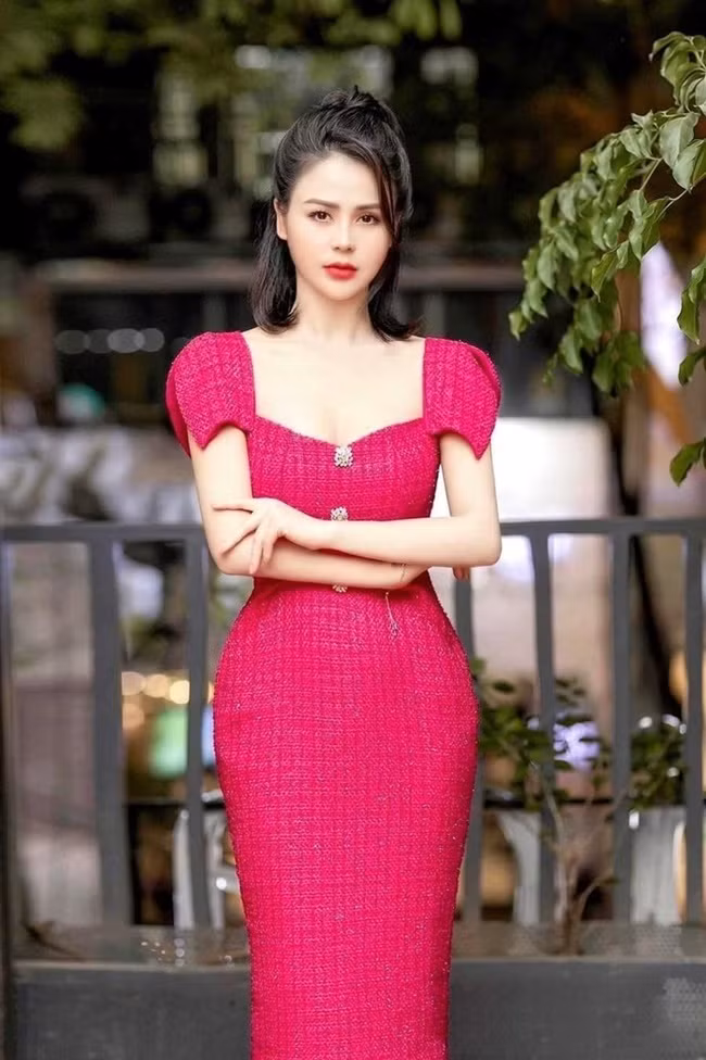 Những trang phục với tông màu sáng đều được Thu Trang khá chuộng khi lựa chọn outfit xuống phố. Nữ diễn viên 9x trông như một quý cô với trong những chiếc đầm hồng. Làn da trắng của cô cũng được tôn lên nhiều phần khi lựa chọn gam màu này.