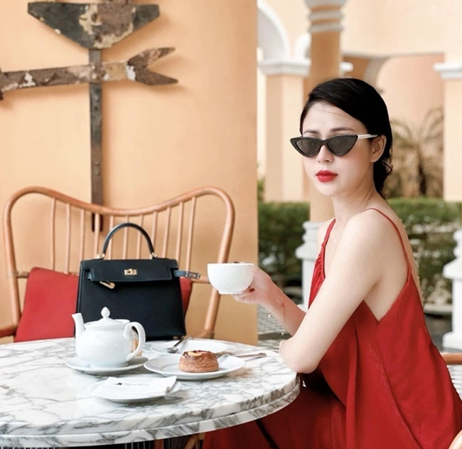 Khi không xuất hiện trên màn ảnh, nữ diễn viên Lương Thu Trang trông kiêu sa với gu thời trang sexy, gợi cảm. Trên trang cá nhân của mình, cô nàng thường xuyên chia sẻ những tấm ảnh với trang phục sang chảng, thời thượng đi cùng với phụ kiện hàng hiệu đắt tiền.