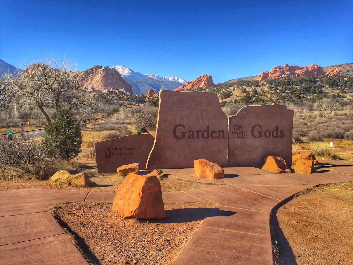 Tên gọi "khu vườn của các vị thần" bắt đầu xuất hiện từ năm 1859. Trước đó, địa danh này được những người châu Âu gọi là Red Rock Corral. Đến năm 1879, Charles Perkins, chủ tịch của công ty Đường sắt Chicago Burlington Quincy đã mua phần lớn khu đất ngày nay là công viên Garden of the Gods. Sau khi Charles Perkins qua đời, gia đình đã quyên tặng toàn bộ diện tích khu đất cho thành phố Colorado Springs làm công viên theo nguyện vọng của ông. Ảnh: denverpost.