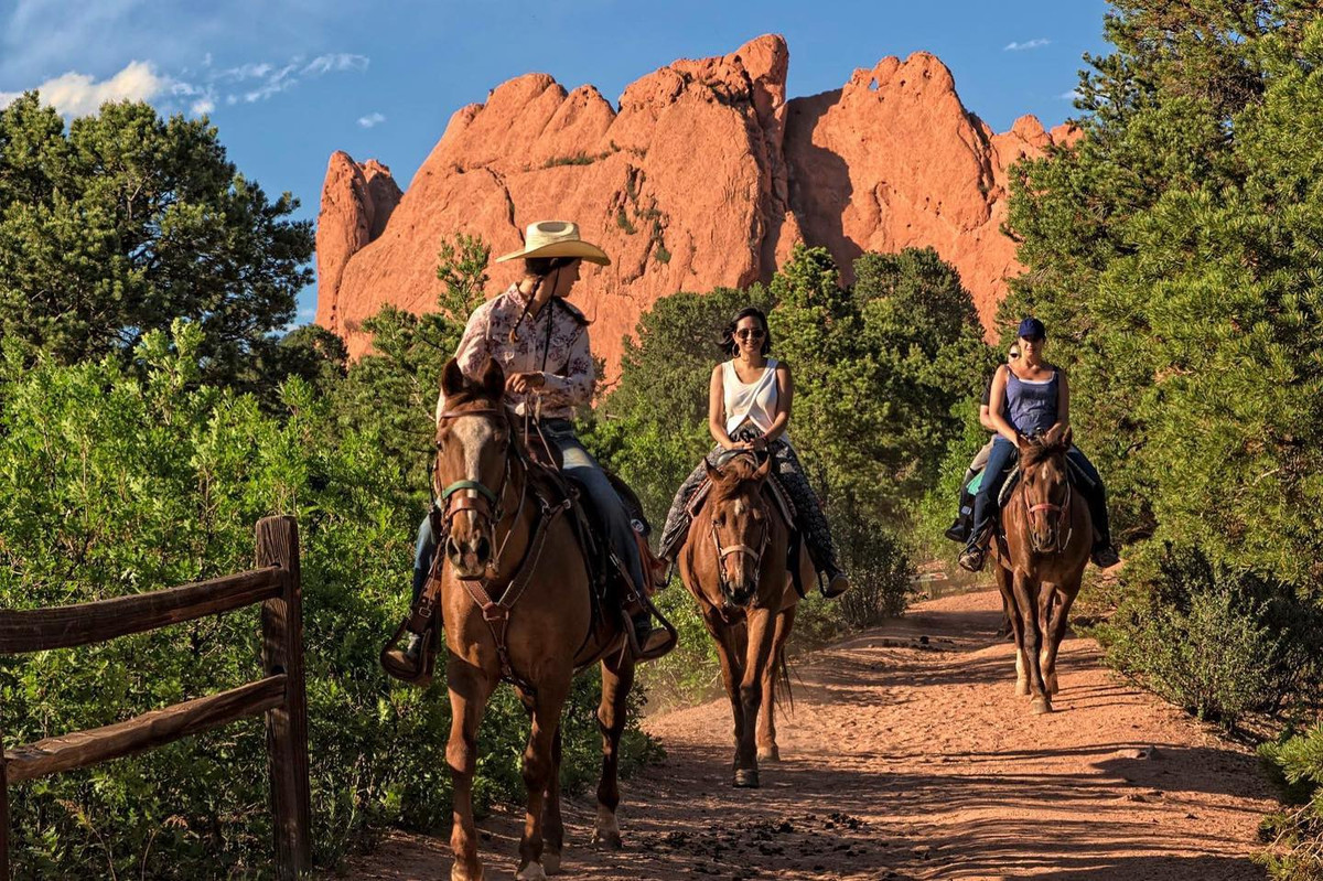 Du khách có thể lựa chọn những hình thức khác để khám phá công viên có diện tích gần 553 ha, bao gồm: đi xe đạp với sự hướng dẫn của Amp'd Adventures; cưỡi ngựa cùng hướng dẫn viên du lịch trong khoảng 1-2 giờ; leo núi hay đi xe Jeep. Ảnh: Obeki.