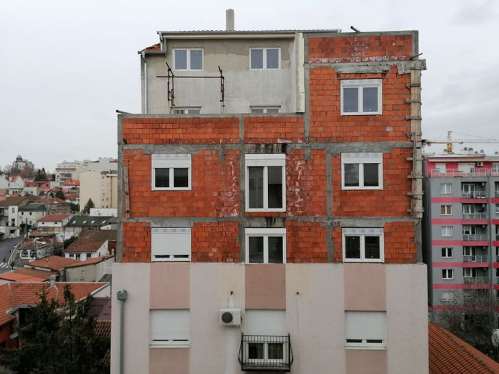 Chắc xây đến đây thì hết tiền.