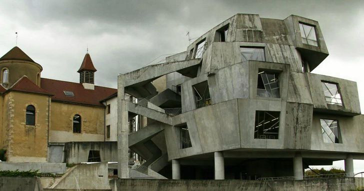 Nhà này ai thấy cũng chạy mất dép. 