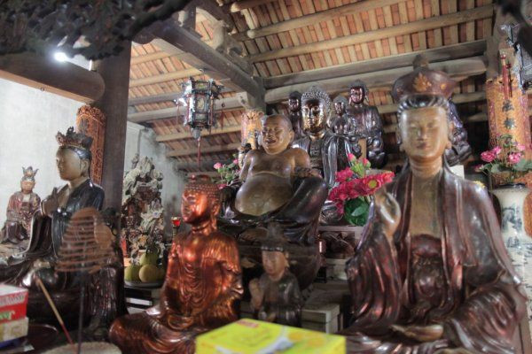 Chúa Mía tên thật là Nguyễn Thị Ngọc Dong, còn có tên khác là Ngọc Dao hay Ngọc Diệu, người làng Nam Nguyễn, nay thuộc thôn Đông Sàng, xã Đường Lâm (Hà Nội). Bà là người sắc nước hương trời, có tài văn thơ. Năm 1630, chúa Trịnh Tráng ngược dòng sông Hồng, gặp bà, đã đưa về phủ làm phi. Do có công với dân làng, lại là người sinh ra ở tổng Mía, nhân dân trong vùng lấy tên chùa là chùa Mía, đồng thời tôn sùng bà là Chúa Mía.