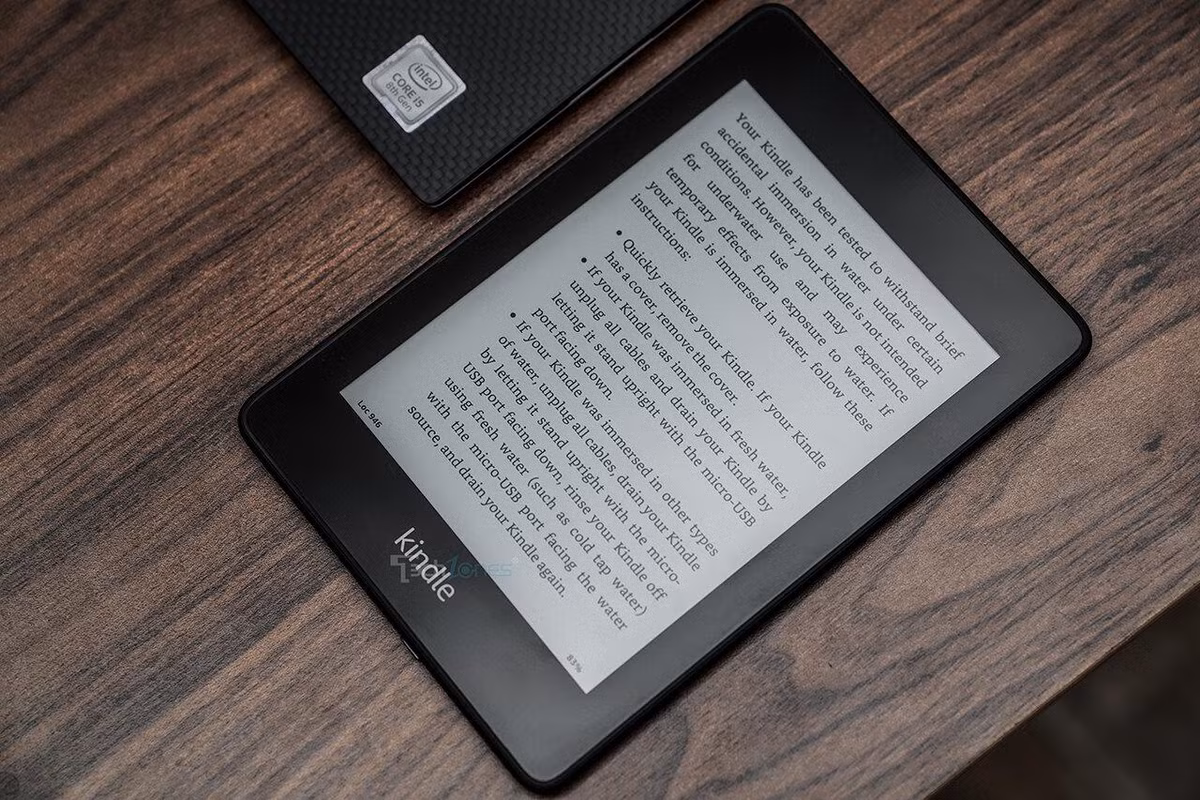 Máy đọc sách Kindle Paperwhite Gen 10 giảm 30%, giá còn khoảng 3 triệu đồng trên Tiki. Đây là thế hệ Kindle Paperwhite đầu tiên tích hợp Audiobook Audible giúp người đọc nghe hàng triệu cuốn sách audible bằng loa không dây hoặc tai nghe Bluetooth. Thiết bị có màn hình tràn viền thời trang, mỏng nhẹ, 5 đèn LED, cảm ứng điện dung E Ink Carta HD 6 inch với độ phân giải 1.430x1.080 px, mật độ hiển thị 300 ppi giúp mắt êm dịu suốt thời gian đọc. Máy cũng được trang bị tính năng chống thấm nước nên dễ dàng mang theo bất kỳ đâu.