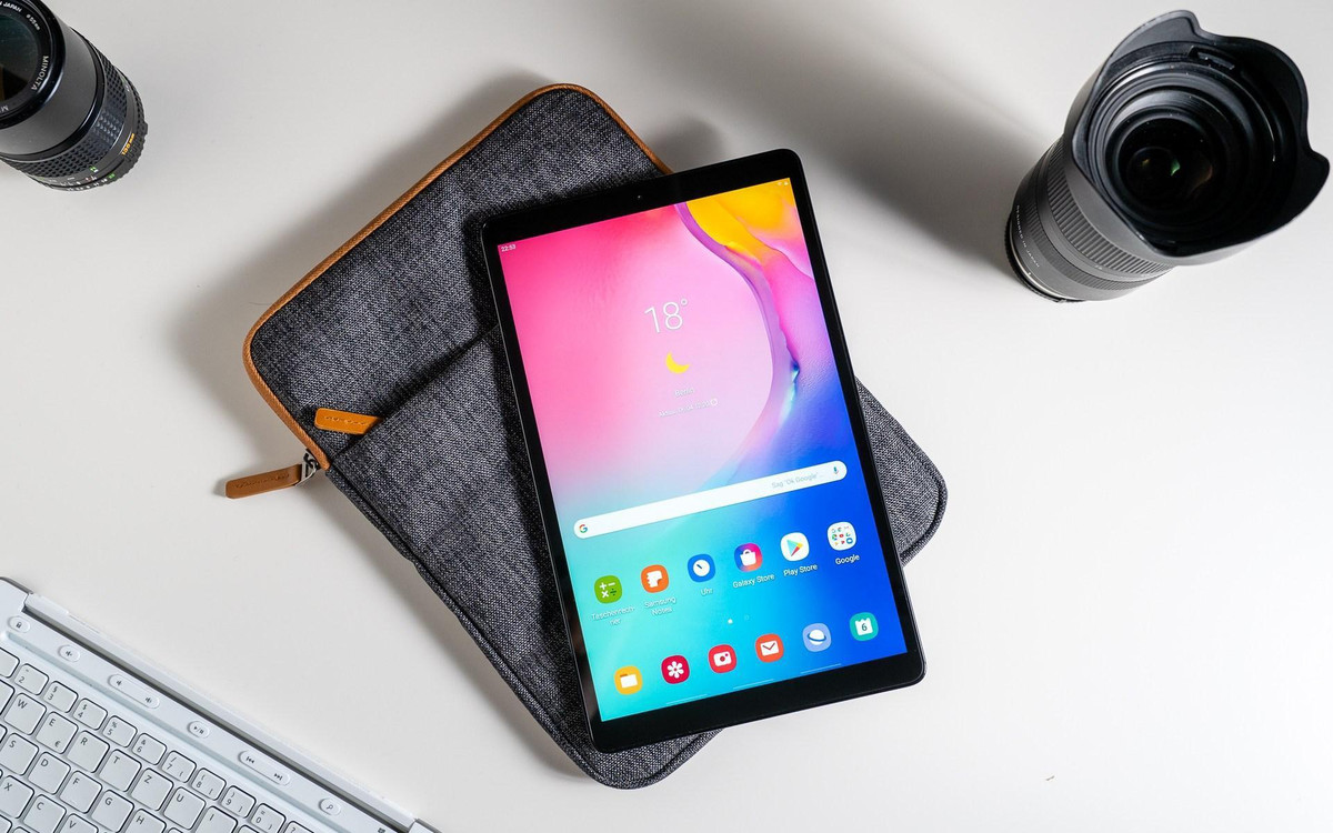 Samsung Galaxy Tab A8 Plus P205 hiện được ưu đãi còn khoảng 4,99 triệu đồng tại Tiki. Máy có thiết kế gọn nhẹ, dày 7,5 mm, màn hình tỷ lệ 4:3 phù hợp đọc sách, tạp chí online, báo điện tử hoặc lướt web. Mọi người có thể tận hưởng trải nghiệm viết, vẽ như thật nhờ bút S Pen trang bị cùng máy. Camera trước 5 MP và camera sau 8 MP bắt trọn mọi khoảnh khắc với độ sắc nét cao.