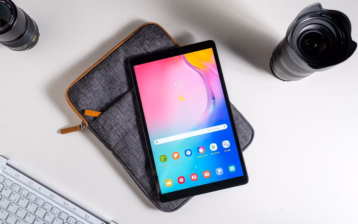 Samsung Galaxy Tab A8 Plus P205 hiện được ưu đãi còn khoảng 4,99 triệu đồng tại Tiki. Máy có thiết kế gọn nhẹ, dày 7,5 mm, màn hình tỷ lệ 4:3 phù hợp đọc sách, tạp chí online, báo điện tử hoặc lướt web. Mọi người có thể tận hưởng trải nghiệm viết, vẽ như thật nhờ bút S Pen trang bị cùng máy. Camera trước 5 MP và camera sau 8 MP bắt trọn mọi khoảnh khắc với độ sắc nét cao.