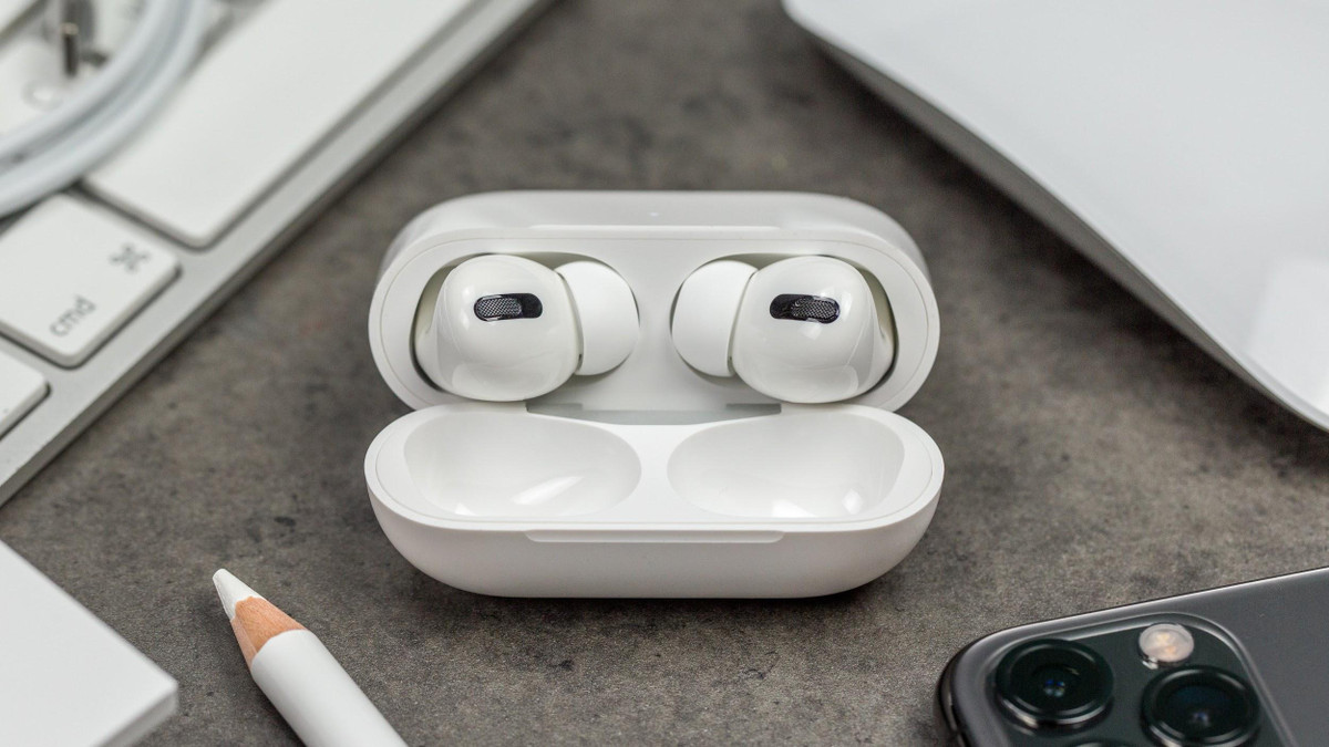 AirPods Pro True Wireless giảm giá hấp dẫn hơn 30%, còn khoảng 5,19 triệu đồng tại Tiki. Sản phẩm có nhiều cải tiến so với thế hệ trước như thiết kế tai nghe in-ear, 3 mút silicon mềm mại ôm trọn tai, micro hướng vào trong và ngoài giúp loại bỏ tạp âm với tần suất 200 lần/giây. Thiết bị cho khả năng nghe nhạc 4,5 giờ, đàm thoại 3,5 giờ.