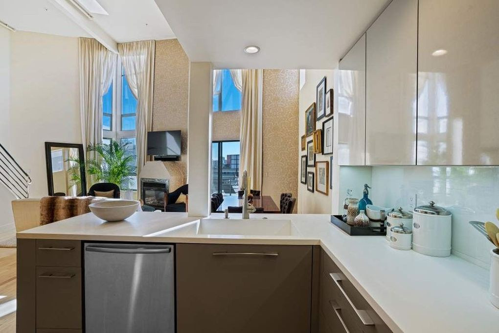 Nhà bếp mang phong cách hiện đại, được trang bị đầy đủ tiện nghi cao cấp.