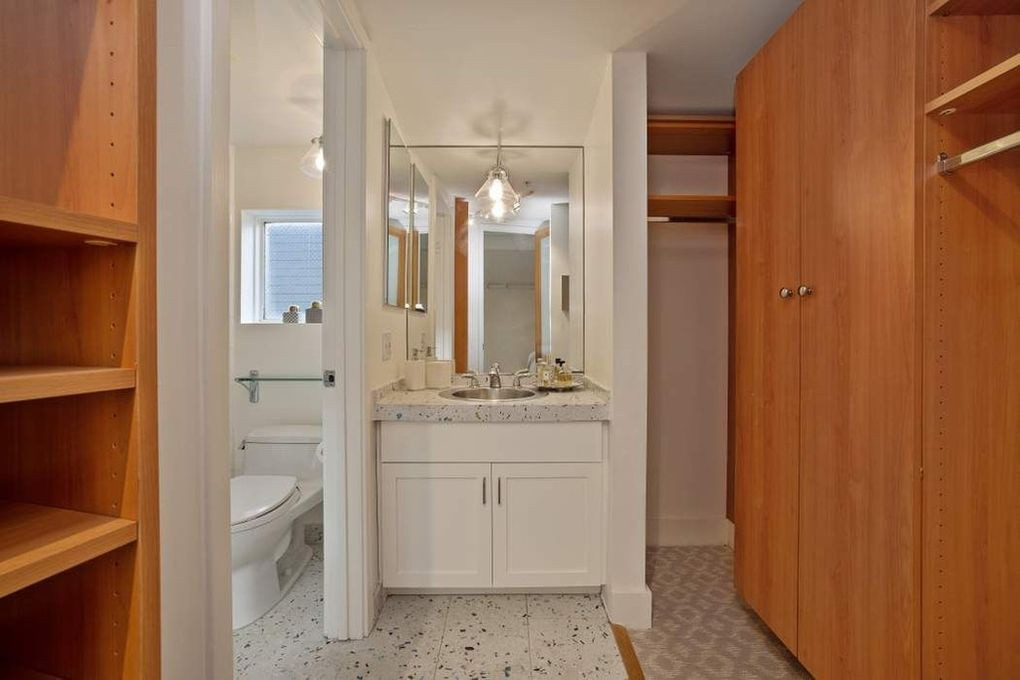 Một số tiện ích khác của căn hộ này có thể kể đến phòng chứa quần áo và khu vực giặt ủi.