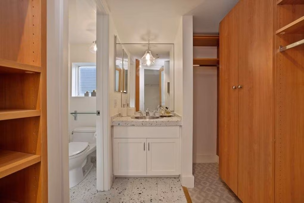 Một số tiện ích khác của căn hộ này có thể kể đến phòng chứa quần áo và khu vực giặt ủi.