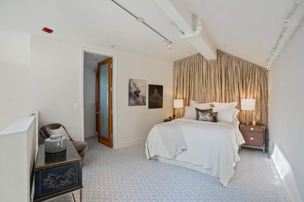 Phòng ngủ trang nhã, tràn ngập ánh sáng tự nhiên. Tông màu trắng chủ đạo mang lại không khí nhẹ nhàng, dễ chịu.