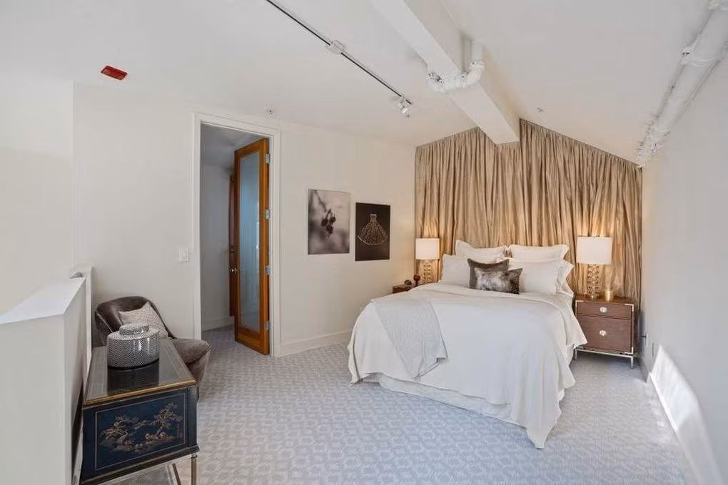 Phòng ngủ trang nhã, tràn ngập ánh sáng tự nhiên. Tông màu trắng chủ đạo mang lại không khí nhẹ nhàng, dễ chịu.