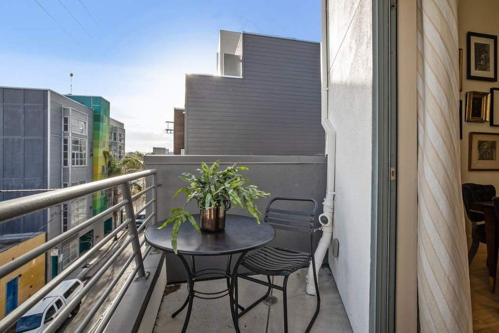 Ban công thoáng đãng là vị trí lý tưởng để gia chủ có thể ngắm nhìn cảnh sắc phố phường.