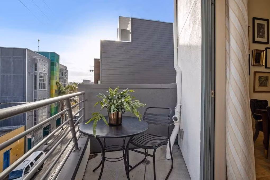 Ban công thoáng đãng là vị trí lý tưởng để gia chủ có thể ngắm nhìn cảnh sắc phố phường.