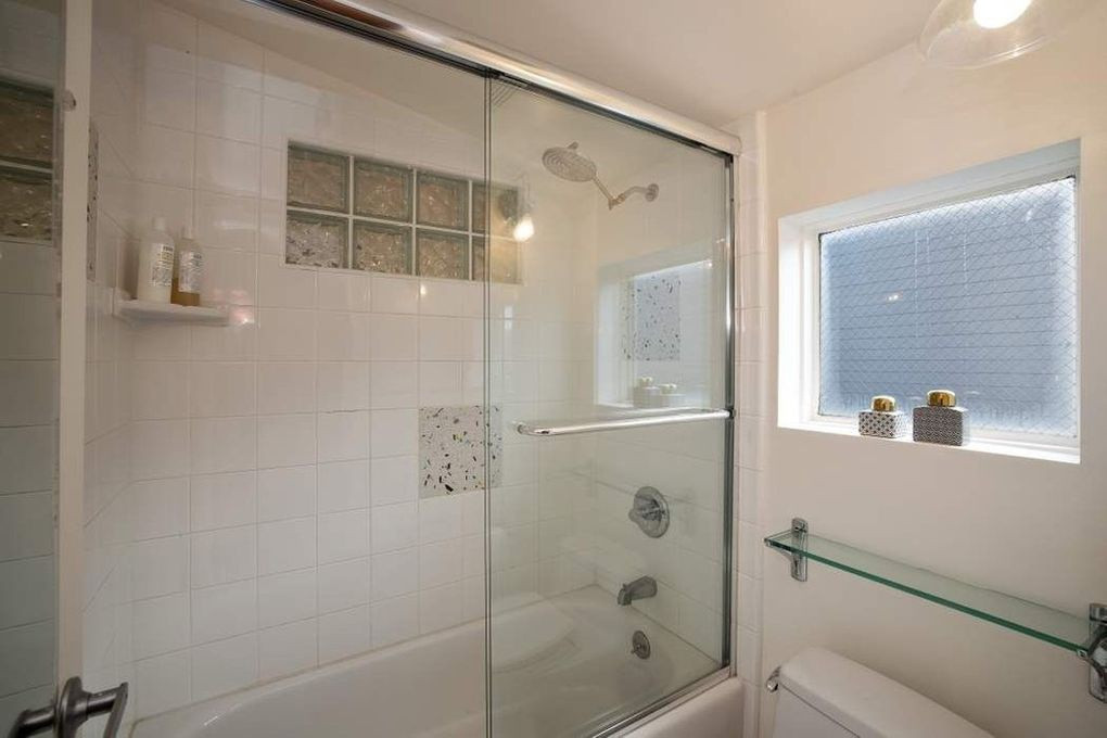 Phòng tắm chính rộng rãi, được trang bị đầy đủ tiện nghi hiện đại.