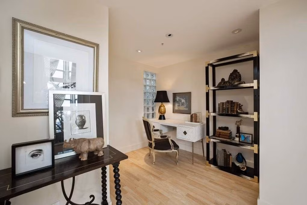 Không gian làm việc mang vẻ đẹp cổ điển với những nội thất cầu kỳ được sắp xếp gọn gàng.