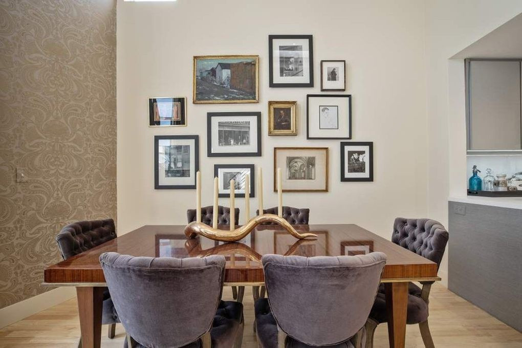 Khu vực ăn uống nhỏ nhắn, nằm bên trong phòng khách, được bài trí tinh tế, hài hoà.