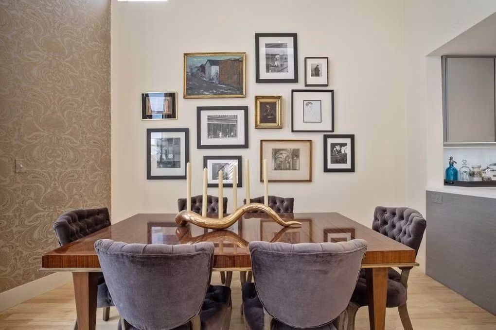 Khu vực ăn uống nhỏ nhắn, nằm bên trong phòng khách, được bài trí tinh tế, hài hoà.