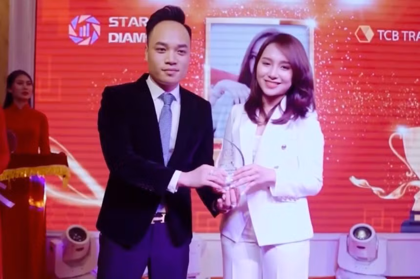 Vo boc hao nhoang cua nhom lua dau tu tien ao-Hinh-3