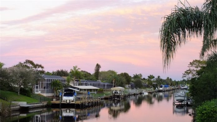 Cape Coral, bang Florida, Mỹ. Hệ thống kênh đào của Cape Coral giúp bảo vệ thành phố khỏi lũ lụt và cung cấp nước tưới tiêu. Cape Coral có cả hồ nước mặn lẫn hồ nước ngọt, hệ thống kênh nhân tạo dài 400 dặm và được coi là một trong những kênh đào dài nhất thế giới. 