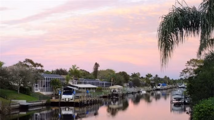 Cape Coral, bang Florida, Mỹ. Hệ thống kênh đào của Cape Coral giúp bảo vệ thành phố khỏi lũ lụt và cung cấp nước tưới tiêu. Cape Coral có cả hồ nước mặn lẫn hồ nước ngọt, hệ thống kênh nhân tạo dài 400 dặm và được coi là một trong những kênh đào dài nhất thế giới. 