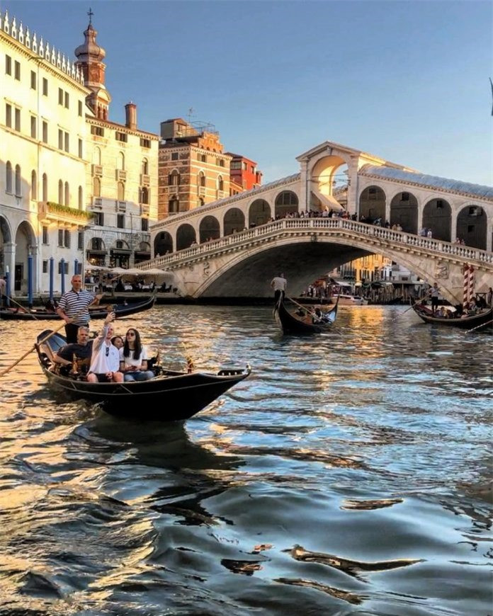 Venice, Italia. Đứng đầu danh sách là thành phố Venice nổi tiếng của Ý với 170 con kênh và 118 đảo nhỏ được kết nối bằng 400 cây cầu đi bộ. Kênh chính có chiều dài là 2,4 dặm. Venice cũng là thành phố lớn nhất ở Châu Âu không có sự xuất hiện của xe hơi . 