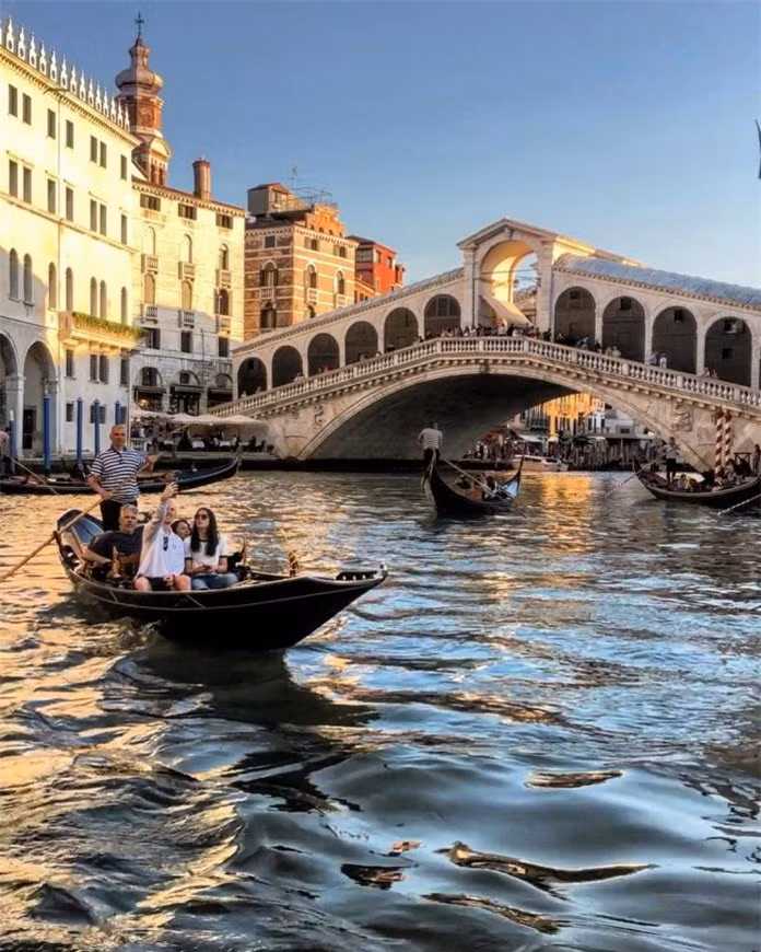 Venice, Italia. Đứng đầu danh sách là thành phố Venice nổi tiếng của Ý với 170 con kênh và 118 đảo nhỏ được kết nối bằng 400 cây cầu đi bộ. Kênh chính có chiều dài là 2,4 dặm. Venice cũng là thành phố lớn nhất ở Châu Âu không có sự xuất hiện của xe hơi . 