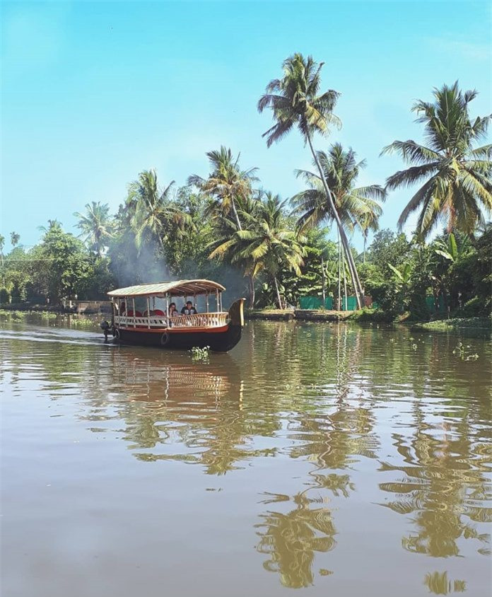 Alleppey, bang Kerala, Ấn Độ. Thành phố Alleppey thuộc bang Kerala, Ấn Độ được mệnh danh là “Venice của phương Đông” bởi hệ thống sông, hồ, kênh, rạch đan xen và rộng lớn dài xấp xỉ 933 dặm. Du khách nên du lịch bằng tàu cao tốc hoặc nhà thuyền bởi diện tích rộng lớn của hồ Vembanad nổi tiếng lên tới 1,263 dặm vuông. 