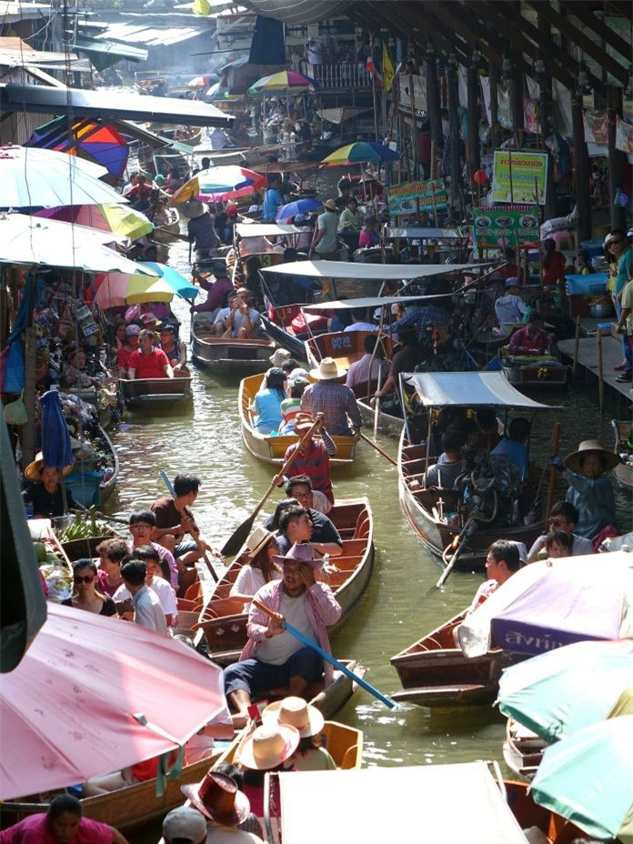 Bangkok, Thái Lan. Thăm quan thành phố bằng tàu thuyền là cách tốt để có thể đến các khu chợ nổi, di tích lịch sử và trung tâm thương mại. Các con kênh được đào ở thế kỷ 18 và mở rộng ở thế kỷ 19 nhằm tạo thuận lợi cho di chuyển và cung cấp nguồn nước tưới tiêu cho thành phố. Con kênh chính có tên là Khlong Saen Saeb dài 11 dặm.