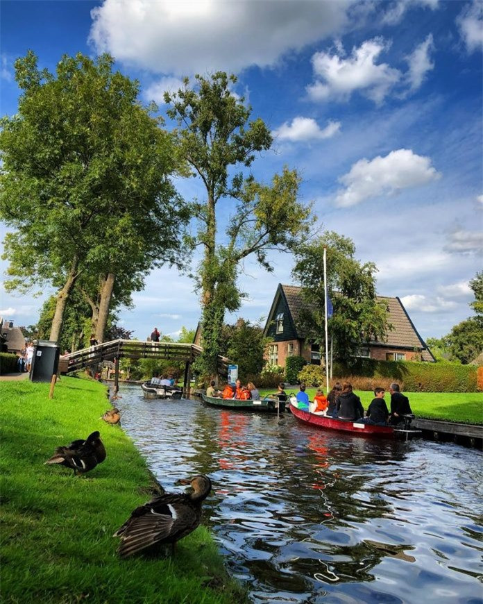 Giethoorn, Hà Lan. “Venice của Hà Lan” là tên gọi mà người dân đặt cho thành phố Giethoorn tại tỉnh Overijssel của xứ sở hoa tulip. Thành phố này có hơn 180 cây cầu bắc qua nhưng người dân ưa sử dụng loại tàu thủy chạy bằng điện và ít gây tiếng ồn.
