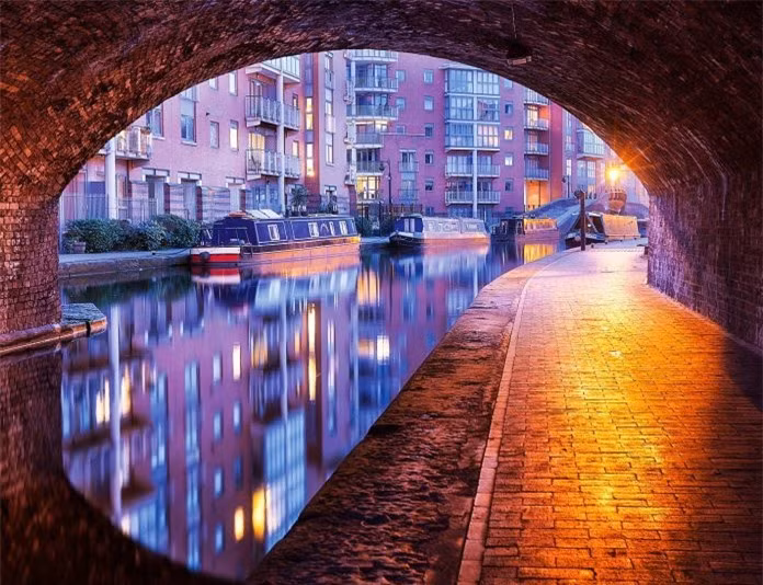 Birmingham, Vương quốc Anh. Con kênh đầu tiên của thành phố được đào vào năm 1769 để kết nối với thị trấn Wednesbury. Thế kỷ 18, thành phố có tổng cộng 174 dặm kênh, trong đó hơn 100 dặm kênh dành cho tàu thuyền qua lại. 