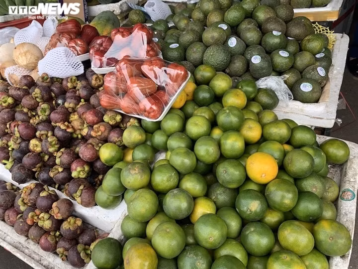 Theo ghi nhận, giá cam sành tại chợ Nam Trung Yên là 65.000 đồng/kg, tăng mạnh 15.000 đồng/kg so với những ngày trước.