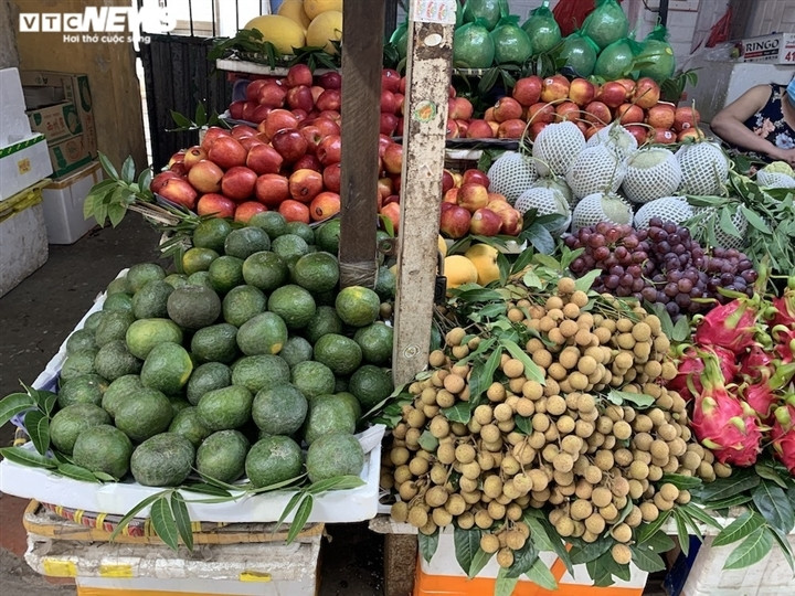 Một tiểu thương bán hoa quả tại chợ Vĩnh Hồ cho biết, cam sành tăng giá là do thị trường bắt đầu khan hiếm, khó nhập hàng hơn.