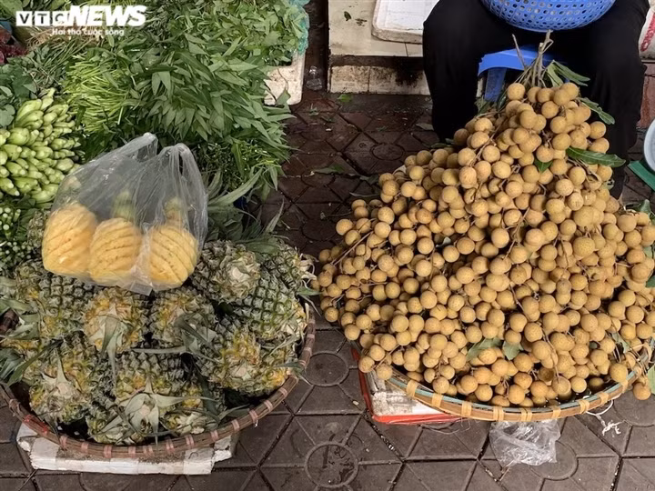 Tiểu thương tại chợ này cho biết, giá dứa tăng là do nguồn cung hạn chế. "Hôm nay tôi chỉ nhập được hơn chục quả, không còn hàng mà bán", tiểu thương này cho biết.