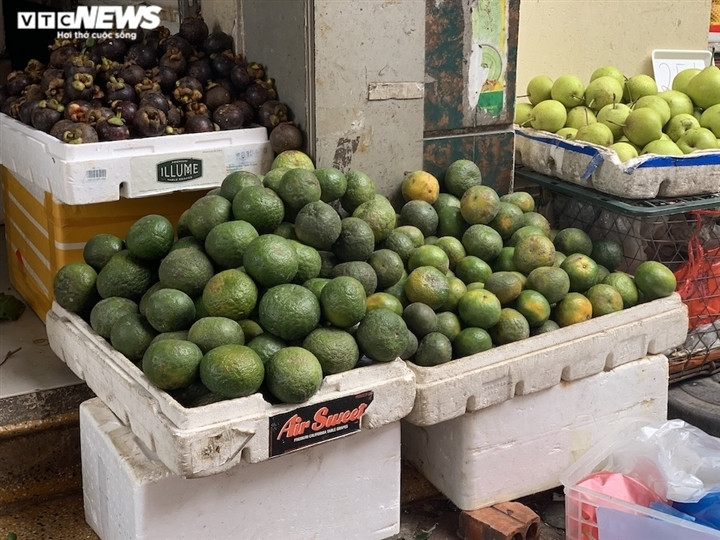 Còn tại chợ Vĩnh Hồ, cam, quýt cũng nhích giá thêm 5.000 đến 10.000 đồng/kg.