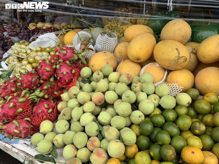 Đào giữ mức giá 50.000 đồng/kg ở chợ Nghĩa Tân. Tại chợ Vĩnh Hồ, dưa vàng 40.000 đồng/kg và dưa bở giữ giá ở 50.000 đồng/kg.